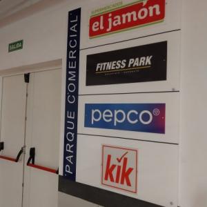 R&oacute;tulo cartel indicador para centro comercial en Alacal&aacute; de Guadaira Sevilla.