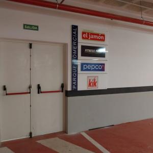 R&oacute;tulo cartel indicador para centro comercial en Alacal&aacute; de Guadaira Sevilla.