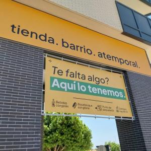 R&oacute;tulo cartel en lona enmarcada en Sevilla.