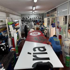 R&oacute;tulo cartel para frente de Local realizado en bandeja rotulada. Para Caf&eacute; AB Sevilla