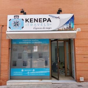 R&oacute;tulo cartel para frente de Local realizado en bandeja rotulada. Para Kenepa en Montequinto Sevilla