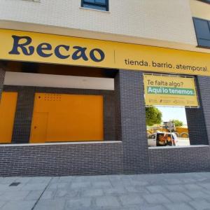 R&oacute;tulo cartel para frente de Local realizado en bandeja rotulada. Tienda Recao en Entren&uacute;cleos Dos Hermanas Sevilla