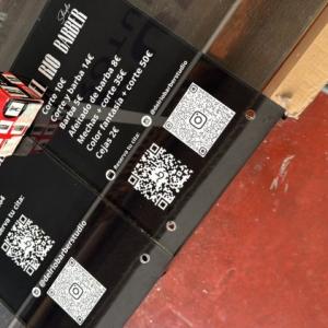 R&oacute;tulo cartel en placa de metacrilato. Del R&iacute;o Barber Sevilla.