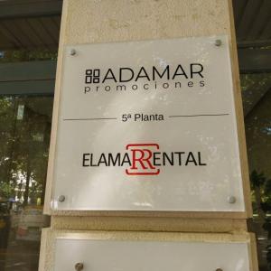 R&oacute;tulo cartel en placa de metacrilato. Para Adamar Promociones Sevilla.