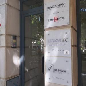 R&oacute;tulo cartel en placa de metacrilato. Sevilla.