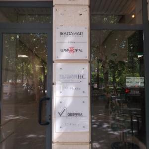 R&oacute;tulo cartel en placa de metacrilato. Sevilla.