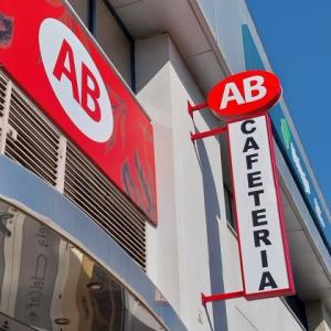 R&oacute;tulo cartel tipo banderola para Caf&eacute; AB en Sevilla.
