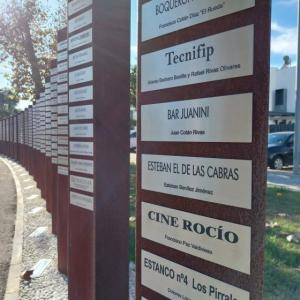 R&oacute;tulo en chapa de acero inoxidable grabada en bajo relieve y patina de tinta para exterior. Trabajos para Ayuntamiento de en Dos Hermanas Sevilla.
