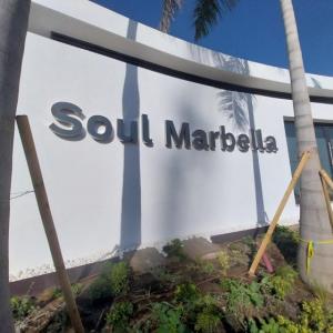 R&oacute;tulo en letras corp&oacute;reas de acero inoxidable en Sotogrande. Trabajos para Bilba Constructora Andaluc&iacute;a en &Aacute;lora M&aacute;laga.