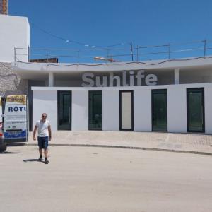 R&oacute;tulo en letras corp&oacute;reas de acero inoxidable en Sotogrande. Trabajos para Bilba Constructora Andaluc&iacute;a en &Aacute;lora M&aacute;laga.