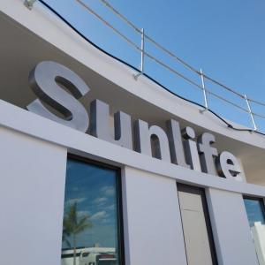 R&oacute;tulo en letras corp&oacute;reas de acero inoxidable en Sotogrande. Trabajos para Bilba Constructora Andaluc&iacute;a en &Aacute;lora M&aacute;laga.