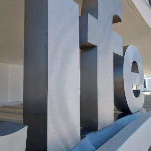 R&oacute;tulo en letras corp&oacute;reas de acero inoxidable en Sotogrande. Trabajos para Bilba Constructora Andaluc&iacute;a en &Aacute;lora M&aacute;laga.