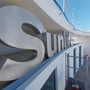 R&oacute;tulo en letras corp&oacute;reas de acero inoxidable en Sotogrande. Trabajos para Bilba Constructora Andaluc&iacute;a en &Aacute;lora M&aacute;laga.