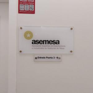R&oacute;tulo en placa de metacrilato incoloro con rotulaci&oacute;n a la inversa para Asemesa Sevilla.