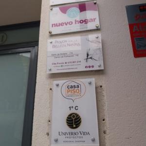 R&oacute;tulo en placa de metacrilato incoloro con rotulaci&oacute;n a la inversa para CasaPiso en Dos Hermanas Sevilla.