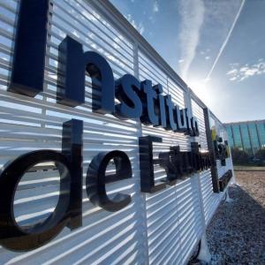 R&oacute;tulos en letras corp&oacute;reas iluminadas con led, Instituto Cajasol. Trabajo para el Grupo Recio en Sevilla.