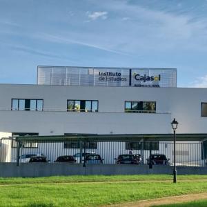 R&oacute;tulos en letras corp&oacute;reas iluminadas con led, Instituto Cajasol. Trabajo para el Grupo Recio en Sevilla.