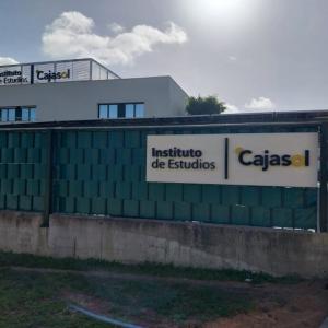 R&oacute;tulos en letras corp&oacute;reas iluminadas con led, Instituto Cajasol. Trabajo para el Grupo Recio en Sevilla.