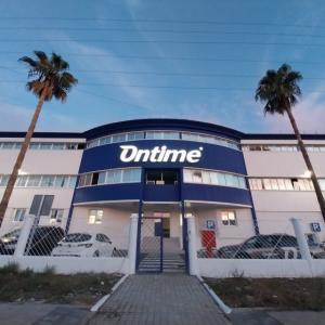 R&oacute;tulos en letras corp&oacute;reas iluminadas con led, Ontime. Trabajo para el Spal Servicios en Sevilla.