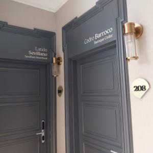 R&oacute;tulos en vinilo de habitaciones en hotel Dom&iacute;nguez en Sevilla.