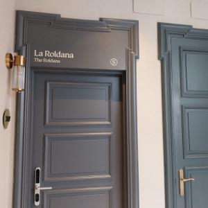 R&oacute;tulos en vinilo de habitaciones en hotel Dom&iacute;nguez en Sevilla.