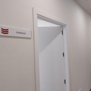 R&oacute;tulos en vinilo sobre lama plana y tapas laterales. Para Envases Dos Hermanas Sevilla.