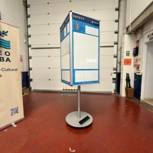 T&oacute;tem o monolito con ruedas y con 4 caras portando pizarras magn&eacute;ticas y rotuladas para Element Sevilla.