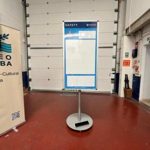 T&oacute;tem o monolito con ruedas y con 4 caras portando pizarras magn&eacute;ticas y rotuladas para Element Sevilla.