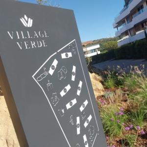 Tótem retroiluminado para urbanización Village Verde fase II en Sotogrande Cádiz.