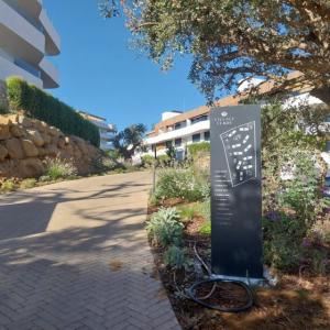 Tótem retroiluminado para urbanización Village Verde fase II en Sotogrande Cádiz.