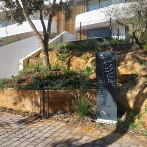 Tótem retroiluminado para urbanización Village Verde fase II en Sotogrande Cádiz.