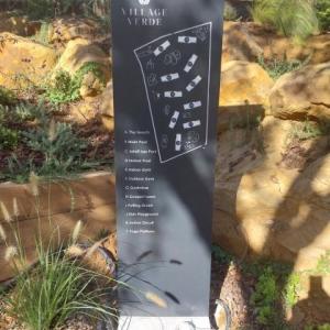 Tótem retroiluminado para urbanización Village Verde fase II en Sotogrande Cádiz.