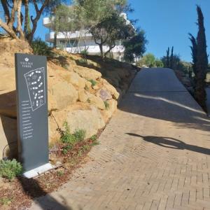 Tótem retroiluminado para urbanización Village Verde fase II en Sotogrande Cádiz.