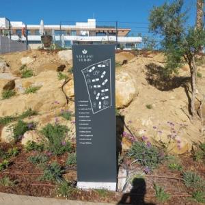 Tótem retroiluminado para urbanización Village Verde fase II en Sotogrande Cádiz.
