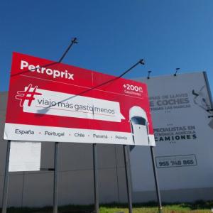Valla cartelera panelable y rotulada con vinilo para Petroprix.
