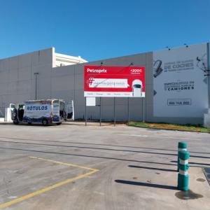 Valla cartelera panelable y rotulada con vinilo para Petroprix.