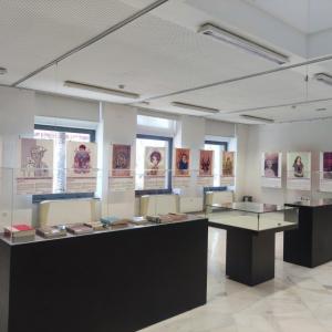 Vitrinas tipo urnas en metacrilato para exposici&oacute;n en Universidad pablo de Olavide, Sevilla