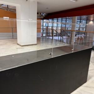 Vitrinas tipo urnas en metacrilato para exposici&oacute;n en Universidad pablo de Olavide, Sevilla