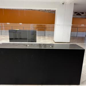 Vitrinas tipo urnas en metacrilato para exposici&oacute;n en Universidad pablo de Olavide, Sevilla