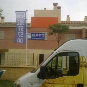 Huelva. Bandera con potencia y Mástil de aluminio con potencia