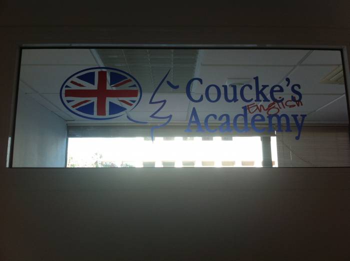 Academia Couckes English Sevilla.  Rotulación de vinilos en impresión digital y al ácido