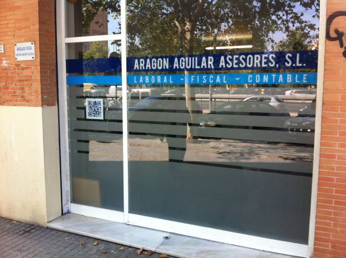 Aragón Aguilar Acesores - Sevilla. Rotulación de vinilos en impresión digital y al ácido