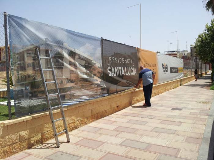 Cartel lona publicitaria de Gran formato microperforadas. Residencial Andalucía, Alcalá de Guadaira ( para la Agencia Atenea )