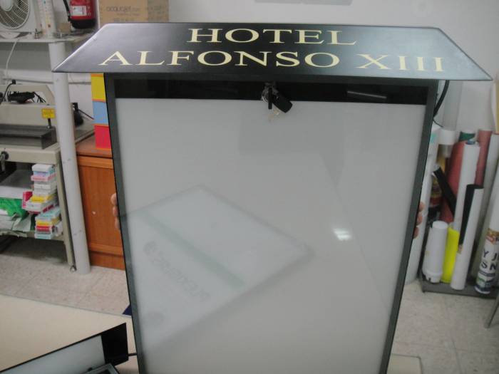 Cuadro cartel expositor para anuncios para El Hotel Alfonso XIII. Rotulacion personalizada sevilla