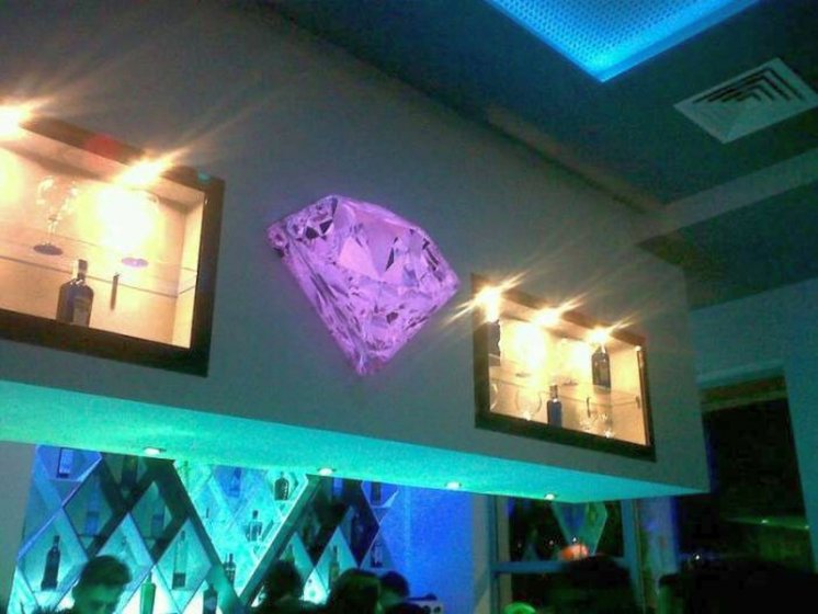 Diamante en metacrilato y led RGB, para Diamond Café Dos Hermanas Sevilla