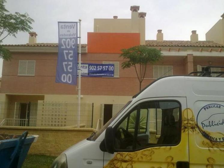 Huelva. Bandera con potencia y Mástil de aluminio con potencia