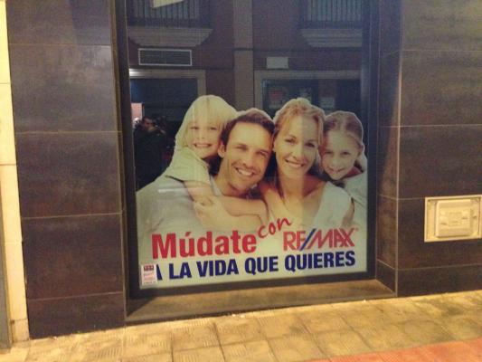 Re/Max, Dos Hermanas Sevilla.  Rotulación de vinilos en impresión digital y al ácido