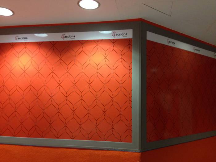 Oficinas Acciona Service en Centro Comercial Los Arcos Sevilla. Rotulación de vinilos en impresión digital.