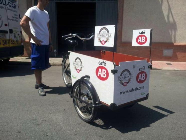 Personalización de ciclo carro a Café AB. Rotulación integral con vinilos de fundición. Sevilla