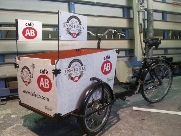 Personalización de ciclo carro a Café AB. Rotulación integral con vinilos de fundición. Sevilla